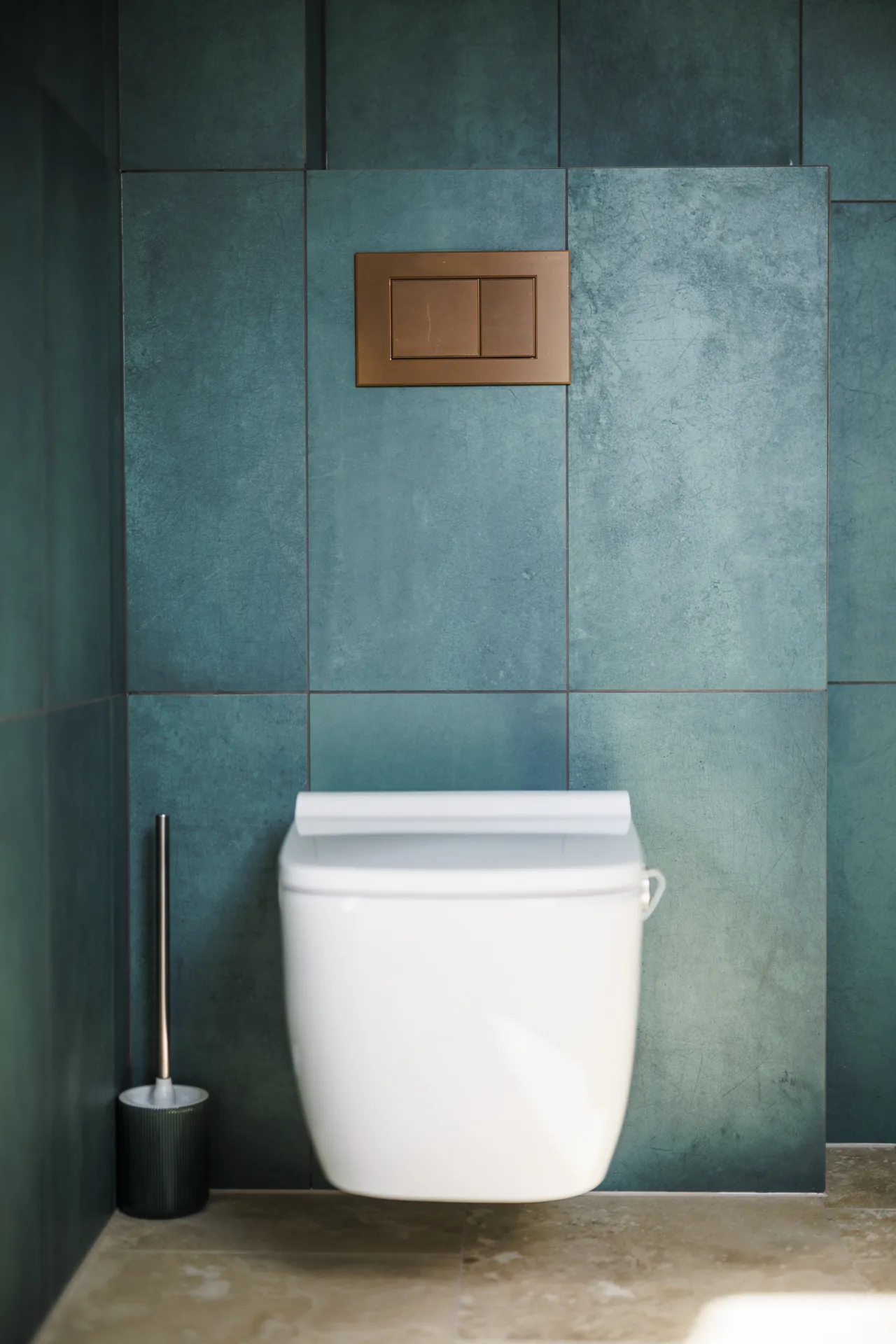Závěsné WC na tyrkysovém obkladu